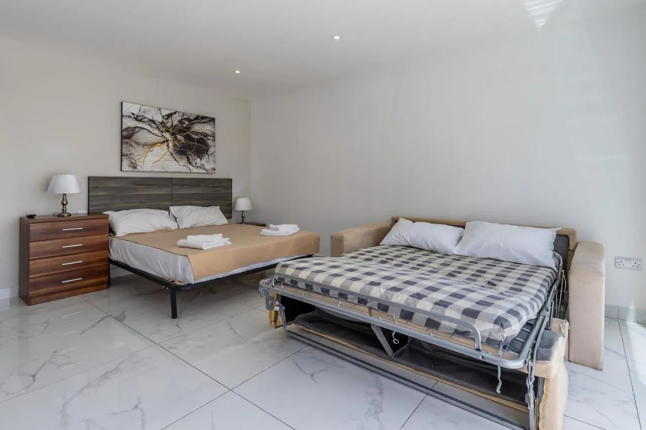 Apartment Studio Penthouse 51 With Side Sea Views At The Olo Living Guesthouse Saint Julian's