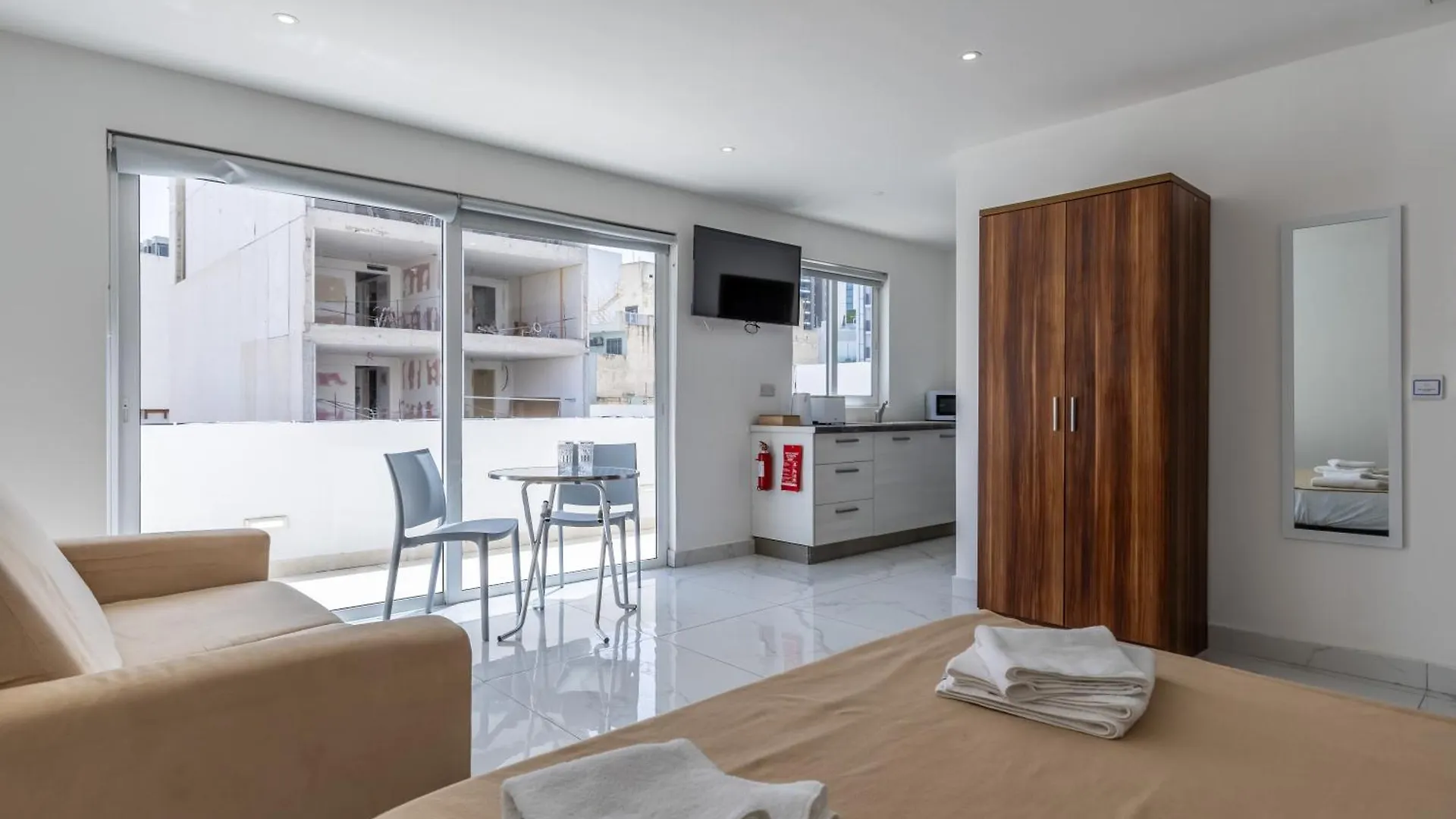 Studio Penthouse 51 With Side Sea Views At The Olo Living Guesthouse Saint Julian's Apartment